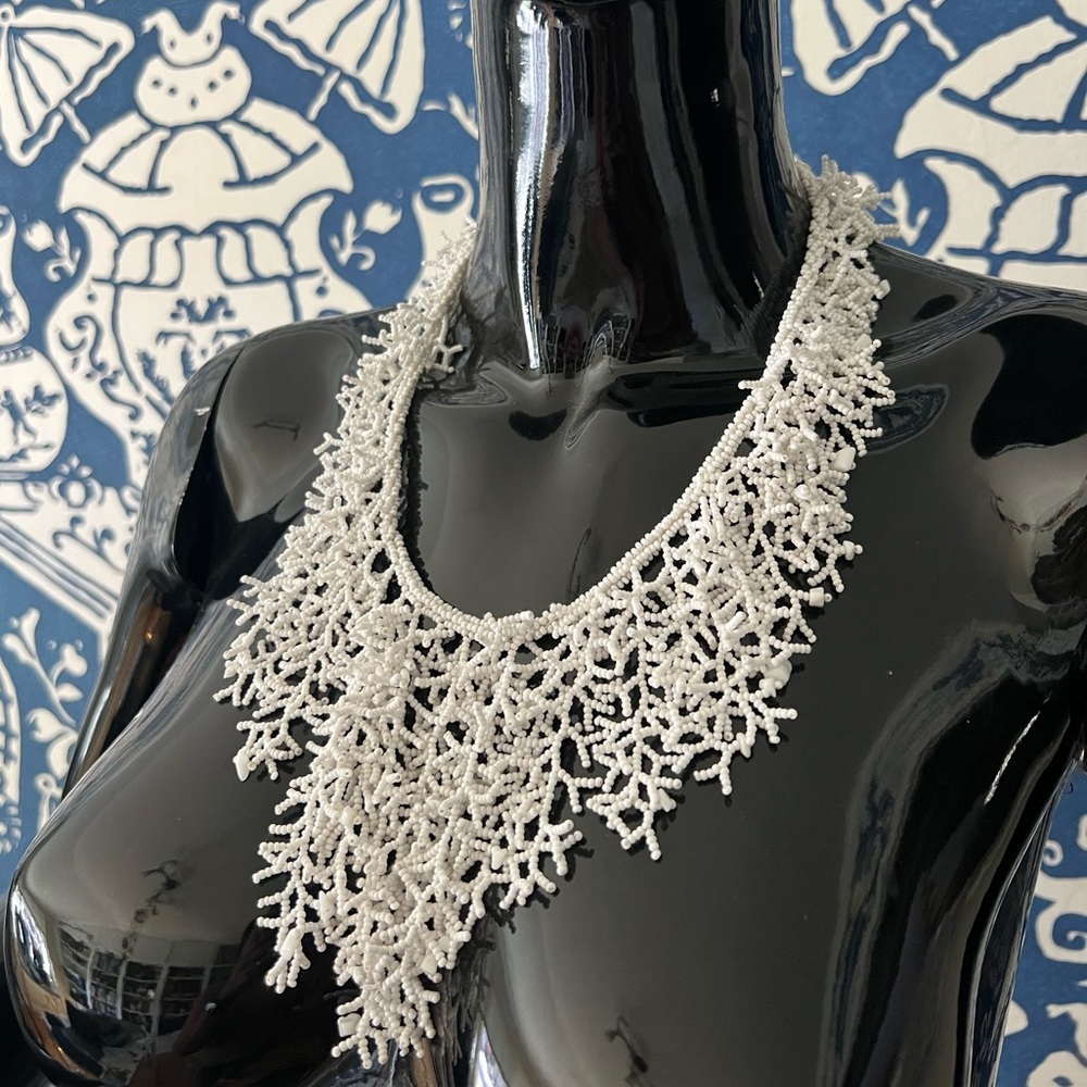 Banana Republic bib necklace🪸🤍